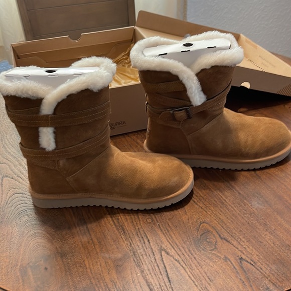 Koolaburra by UGG brand NIB, brown and fuzzy inside to keep you toes toasty. - Picture 4 of 8
